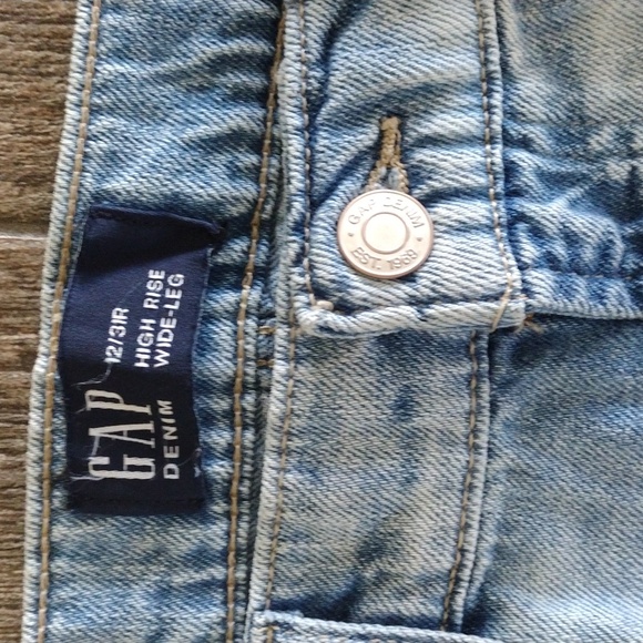 GAP Factory High Rise Wide-Leg Cargo Jeans. Size: 12/31 Regular - Picture 9 of 11